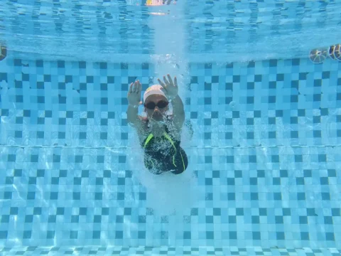 Menyelam di Kolam