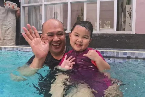 Kegembiraan Anak Berenang