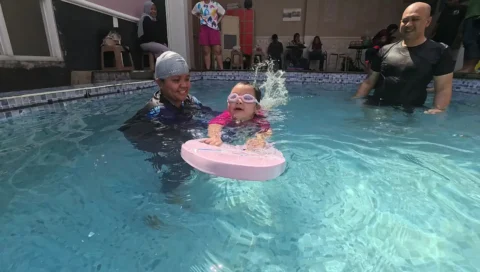 Si Kecil Bergembira Berenang