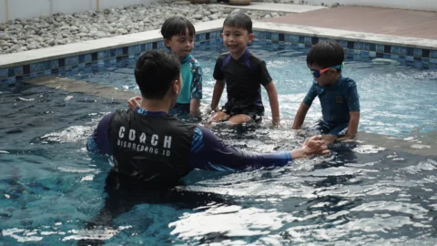 Anak Berenang Bersama