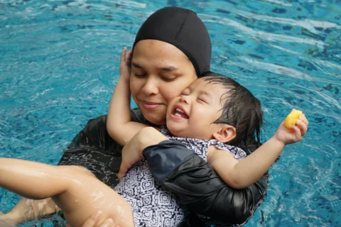 Bayi Belajar Berenang