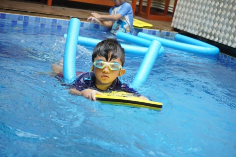 Anak Mahir Berenang