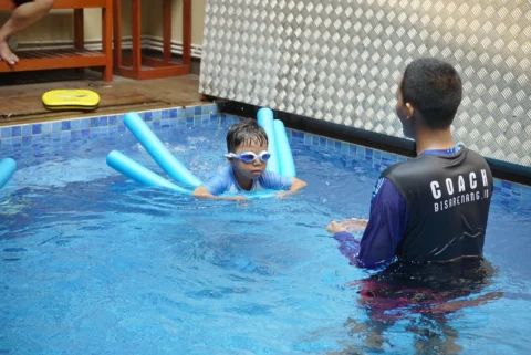Anak Belajar Berenang