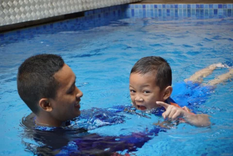 Anak Belajar Berenang